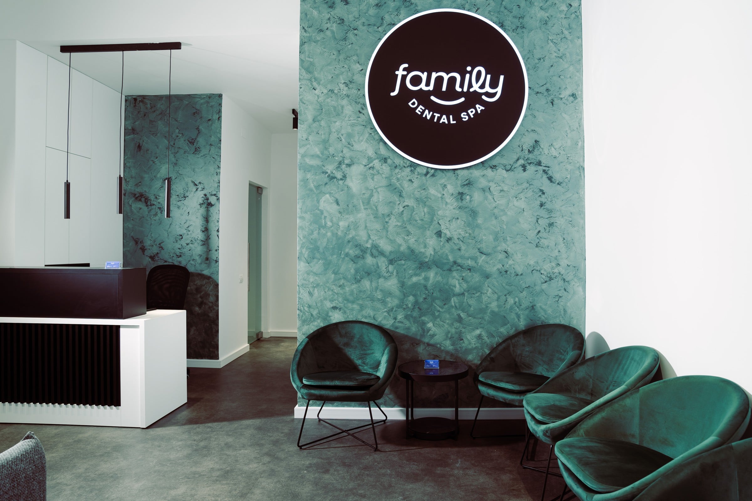 Recepția și zona de așteptare Family Dental Spa Otopeni, cu logo-ul iluminat